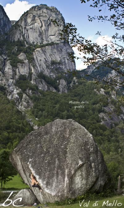 Jo bouldering on "Masso della grotta"